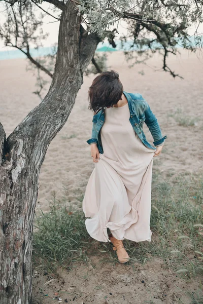 Woman at the old tree — Stock Photo, Image