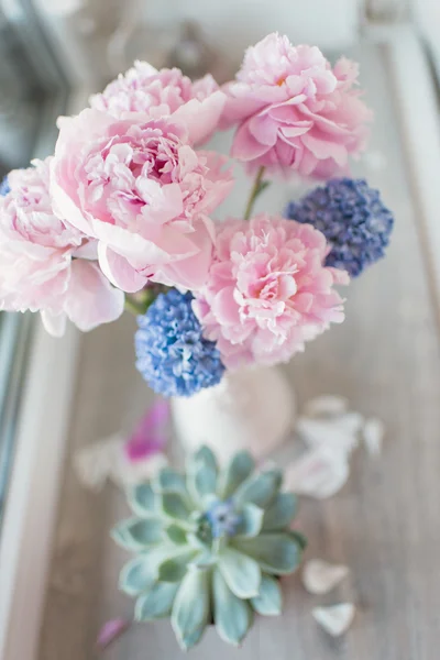 Peônia rosa e jacinto — Fotografia de Stock