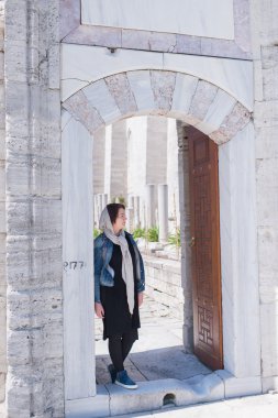 bir taş çit bir kot ceket kadında