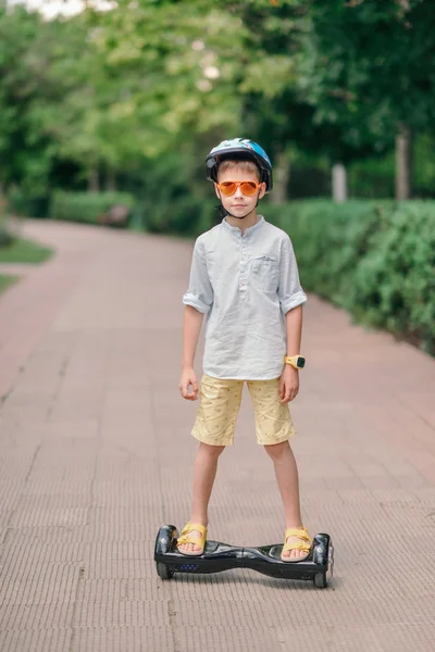 Menino montando em patins — Fotografia de Stock