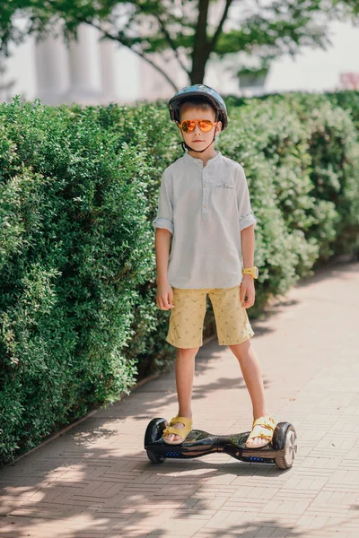 Boy naik sepatu roda — Stok Foto