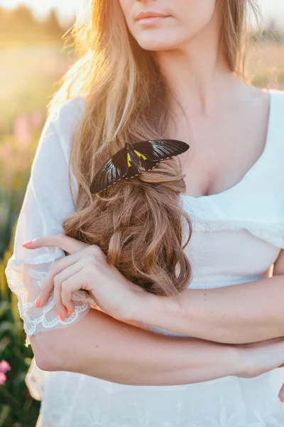 Wielki motyl siada na włosy — Zdjęcie stockowe