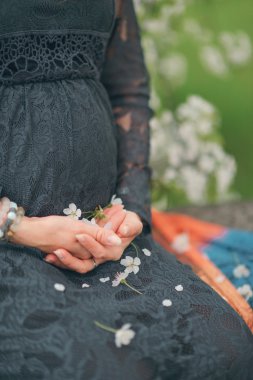 Hamile kadının karnı.