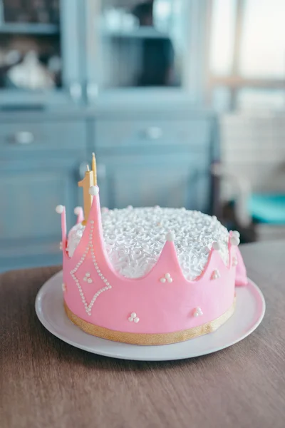 De cake van de kindverjaardag in de vorm van een kroon — Stockfoto