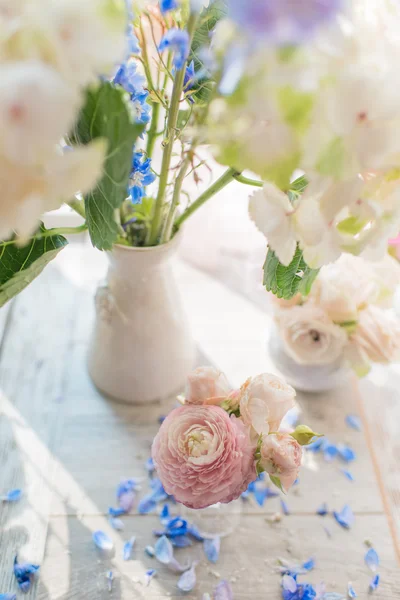 Vaso con rose rosa — Foto Stock