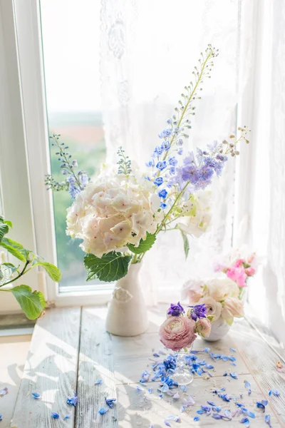 Vaas met roze rozen — Stockfoto