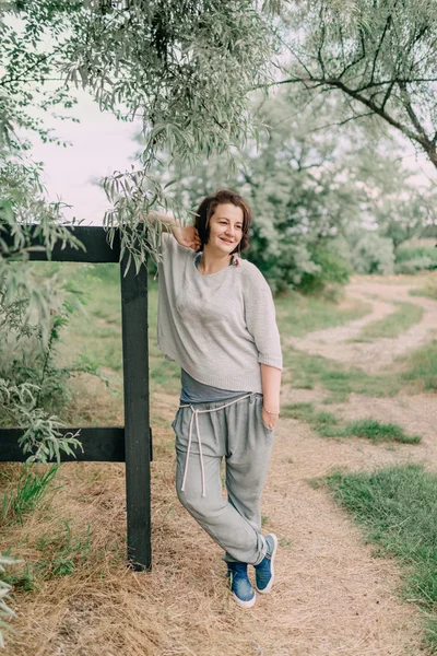 Frau in Hose im Freien — Stockfoto