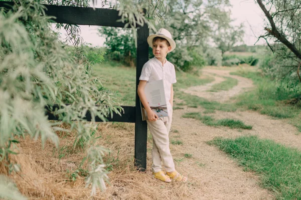 Niño con sombrero y libro — Foto de Stock