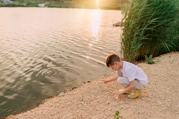 El niño junto al río —  Fotos de Stock