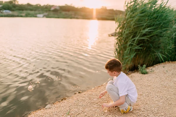 Nehrin yanında küçük çocuk — Stok fotoğraf