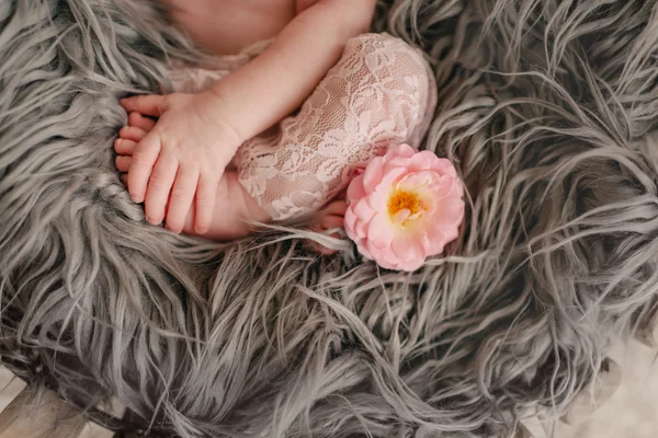 Feet and handles baby — Stock Photo, Image