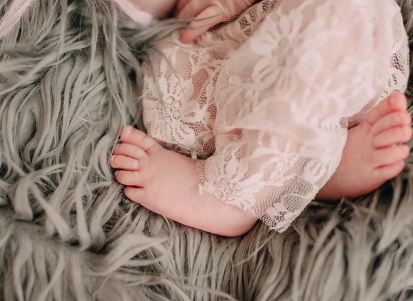 Piedi e maniglie bambino — Foto Stock