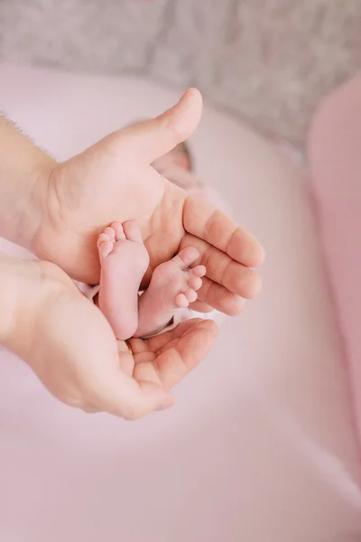 Pluma y papá bebé piernas — Foto de Stock