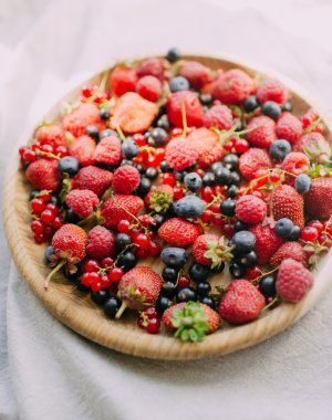 rustik arka plan üzerinde çilek karışımı