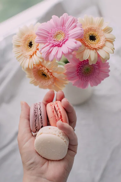 Bouquet van rozen en taart Macaroni — Stockfoto