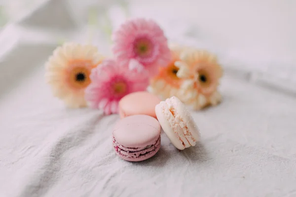 Bouquet van rozen en taart Macaroni — Stockfoto