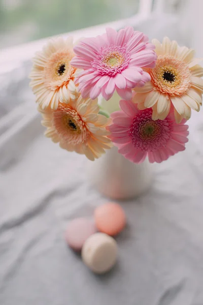 Bouquet of roses and cake Macaroni — Stock Photo, Image
