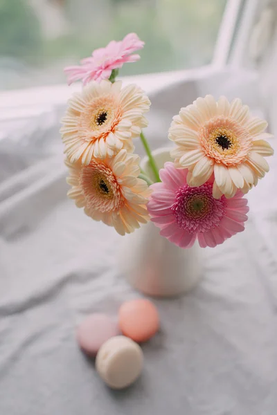 Bouquet de roses et gâteau Macaroni — Photo