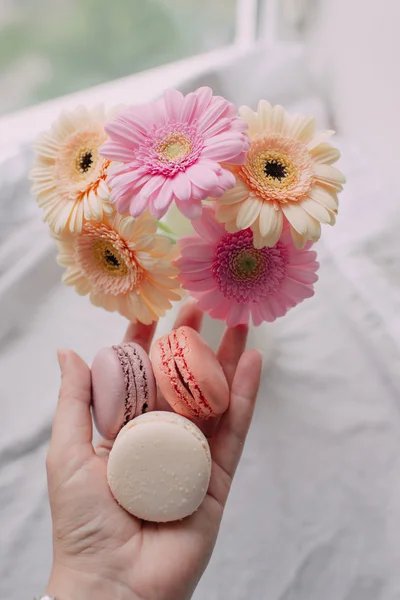 Ramo de rosas y pastel Macarrones — Foto de Stock