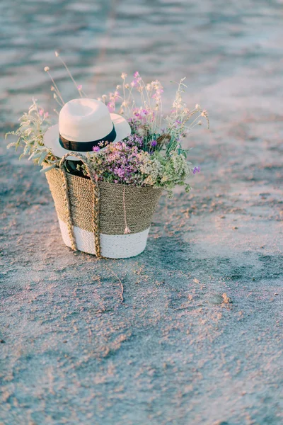 Kır çiçekleri ile hasır sepet — Stok fotoğraf