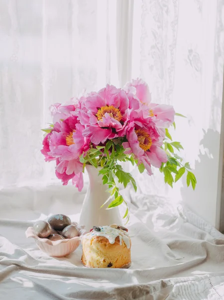 Buket pembe peonies ve yumurtalı Paskalya kek — Stok fotoğraf