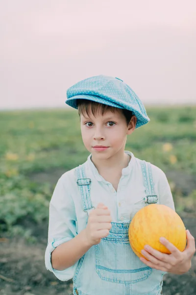 Garçon sur le terrain avec des melons — Photo