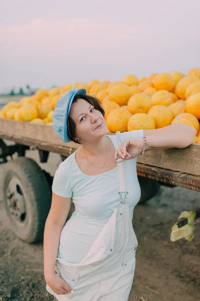 Femme ont des chariots avec des melons jaunes mûrs — Photo