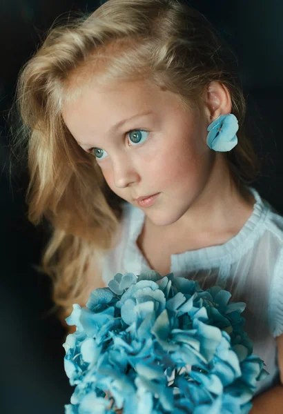 Menina loira com flor azul — Fotografia de Stock