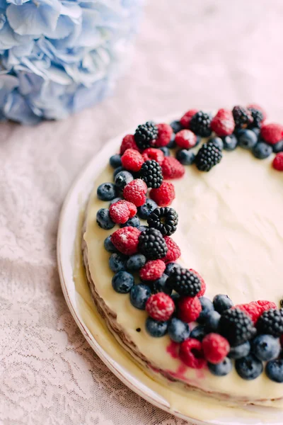 Çilek ve krema ile tart — Stok fotoğraf