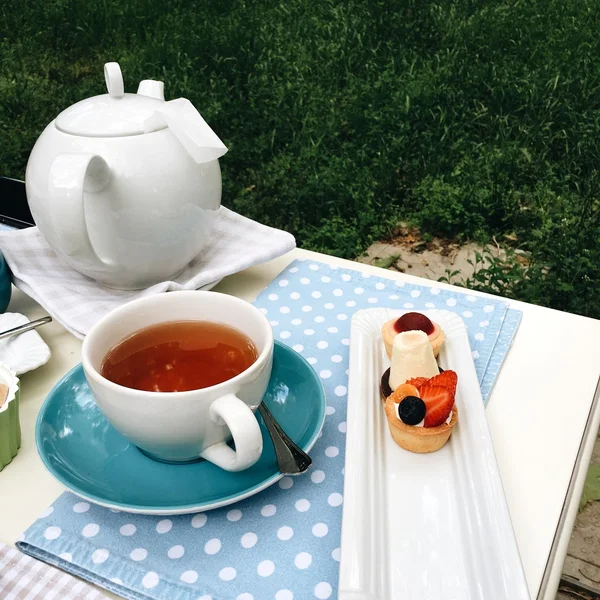 Tasse Tee und Dessert — Stockfoto