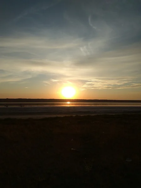 Sonnenuntergang im bewölkten Himmel — Stockfoto