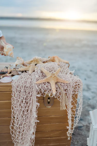 Wooden box with the network and starfish — Stock Photo, Image