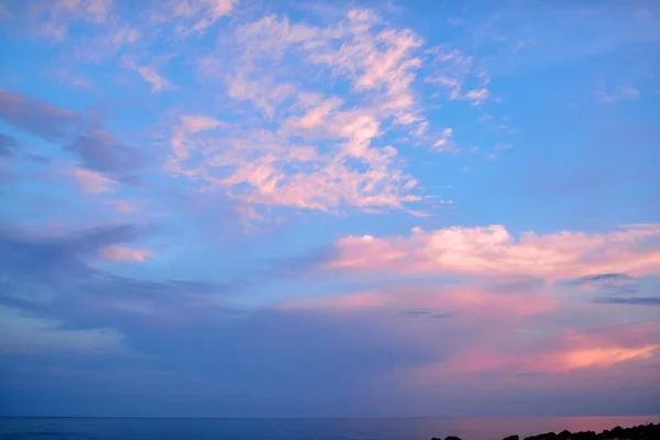 Himmel mit grauen und rosa Wolken — Stockfoto