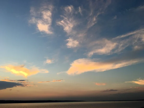 Abendsonnenuntergang über einem See mit Wolken — Stockfoto