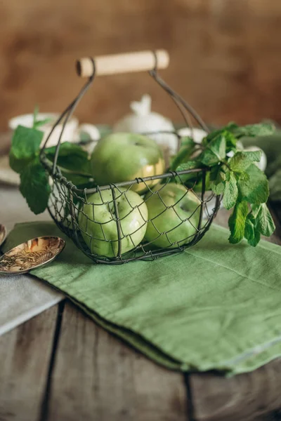 Grüne Äpfel Korb Rustikalen Stil — Stockfoto