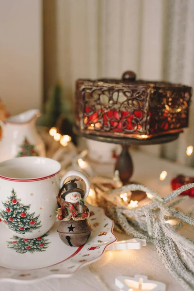 スパイス入りのクリスマスケーキと白いチョコレート入りの赤い弓木の箱で出される — ストック写真