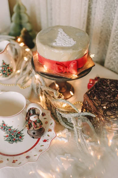 Різдвяний Торт Спеціями Червоним Бантом Білому Шоколаді Подається Дерев Яній — стокове фото