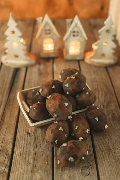 Pastel Chocolate Forma Patata Sobre Fondo Oscuro Con Tema Navidad — Foto de Stock