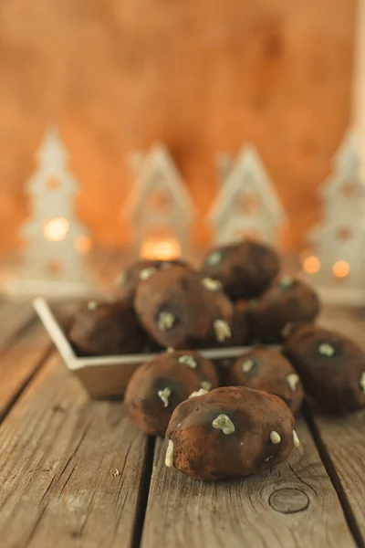 Шоколадный Торт Виде Картошки Темном Фоне Рождественской Тематикой — стоковое фото