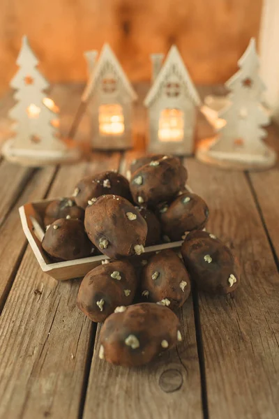 Pastel Chocolate Forma Patata Sobre Fondo Oscuro Con Tema Navidad —  Fotos de Stock