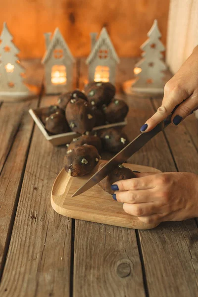 Koyu Arkaplanda Patates Şeklinde Çikolatalı Pasta Noel Teması — Stok fotoğraf
