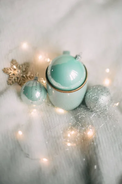 Decoraciones Navideñas Tonos Azules Una Taza Azul — Foto de Stock