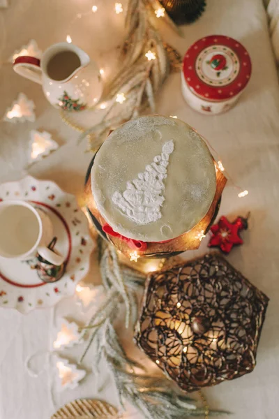 Torta Natale Con Spezie Fiocco Rosso Cioccolato Bianco Servita Una — Foto Stock