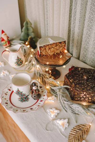 Ciasto Hristmas Przyprawami Czerwony Łuk Białej Czekoladzie Podawane Drewnianym Pudełku — Zdjęcie stockowe