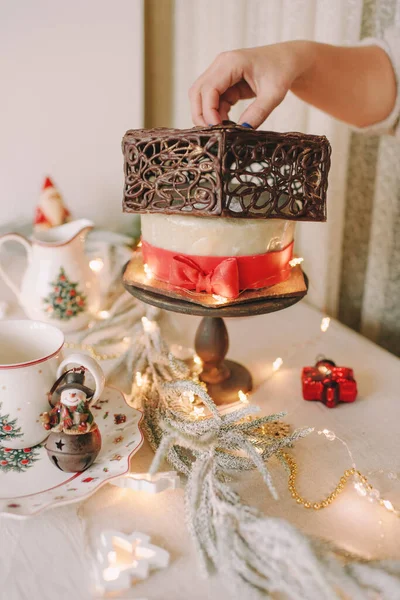 Pastel Hristmas Con Especias Lazo Rojo Chocolate Blanco Servido Una — Foto de Stock