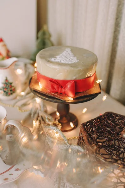 圣诞蛋糕 用香料和红色弓和白巧克力制成 装在木盒中食用 — 图库照片