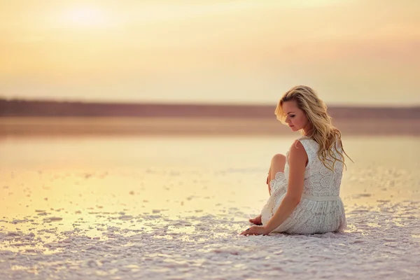 Ragazza sulla riva del sale — Foto Stock