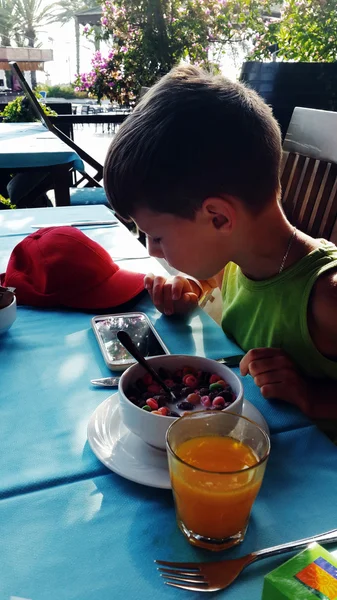 Little boy eats — Stock Photo, Image