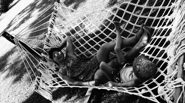 Relaxing in hammock — Stock Photo, Image