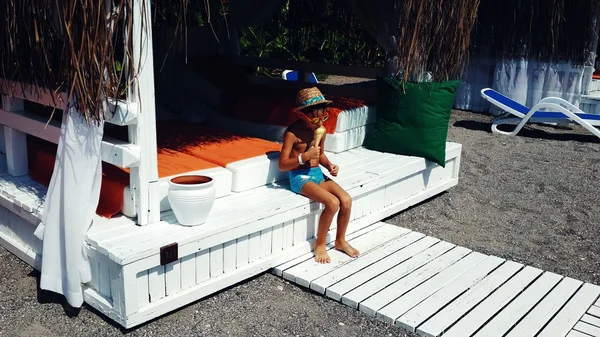 Criança comendo sorvete — Fotografia de Stock